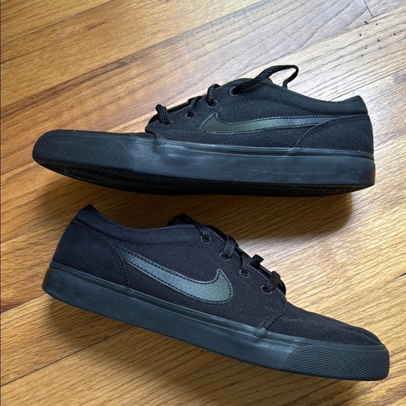 Nike Toki Low Triple Black Canvas Men Casual Sneaker Shoe - Picture 1 of 7
